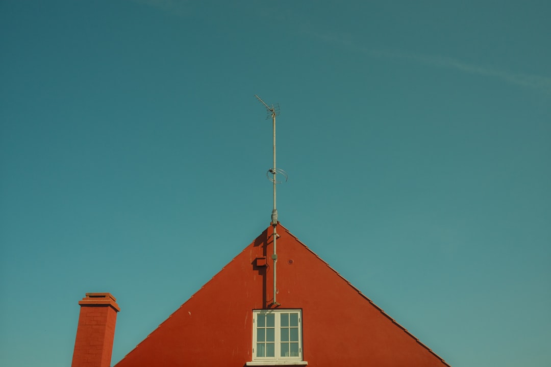red-building-with-window-against-clear-blue-sky-etusiutke-8